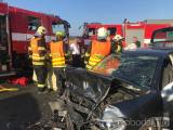 20180725191230_download (15): Video, foto: Automobilová nehoda u Rostoklat objektivem zasahujících hasičů